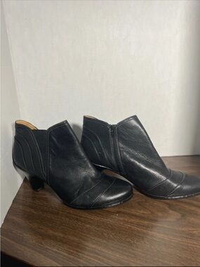 Söfft -Black Women's Leather Ankle Booties - Classic Low Heel
